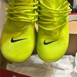 Women’s Size 9 Nike Air Presto ‘Tennis Ball’ Or “Atomic Green”